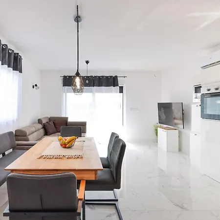 Masha * Privlaka (Zadar)